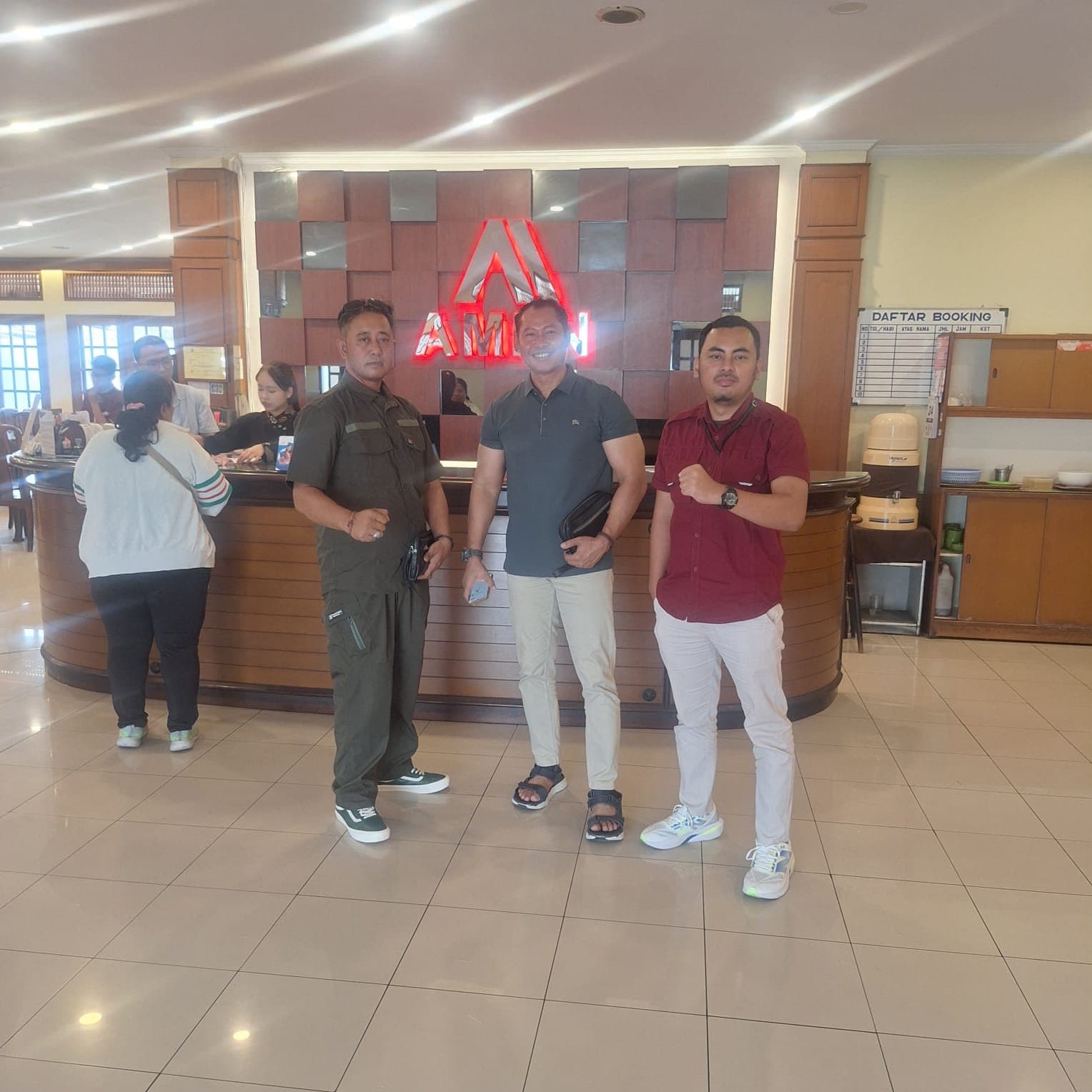 Audiensi di lobby kantor